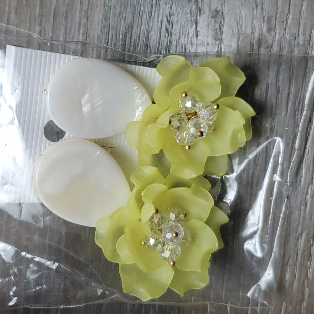 (MUST BUNDLE)Floral Yellow Earings 2"x1"in